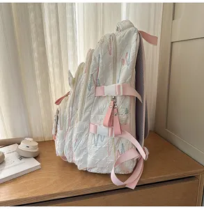 Seitenansicht Detail des weißen koreanischen Rucksacks mit bunter Stickerei und pinken Riemen.