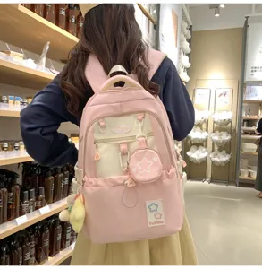 Detailaufnahme des rosafarbenen Rucksacks im Farbblock-Design mit süßem runden Portemonnaie.