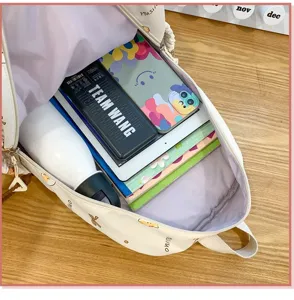 Detailansicht der Kapazität des niedlichen kleinen Rucksacks für Mädchen, ideal für den Alltag.