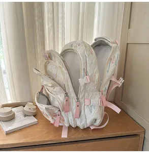 Mehrfach unterteilter weisser Rucksack mit bunter Stickerei und pinken Riemen ideal fuer den Alltag.
