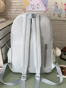 Hellblauer japanischer Rucksack, süßer Schülerrucksack in Bonbonfarbe mit Plüschanhänger.
