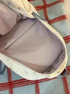 Großer, geräumiger Schulrucksack im bunten Dopamin-Stil mit niedlichen Sternen und Motiven.