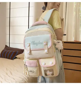 Niedlicher Pastell-Schulrucksack mit vielen Fächern, Sichtfenster und Plüschanhänger für den Alltag.