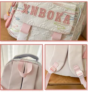 Detailansicht des rosa-weißen Schulrucksacks mit süßer Stickerei und starken Gurten.