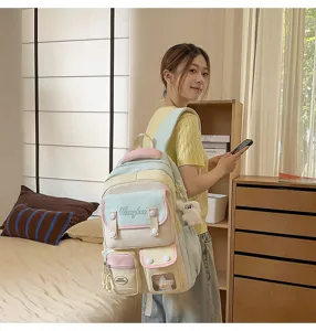 Niedlicher, geräumiger College-Rucksack für Schüler mit vielen Taschen und modernem Design.