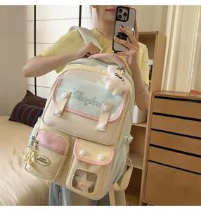 Detailansicht des niedlichen pastellfarbenen College-Rucksacks mit vielen Fächern.