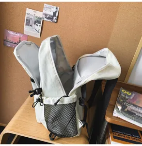 Primo piano dettagliato di uno zaino casual monocolore minimalista con tasca laterale in rete.