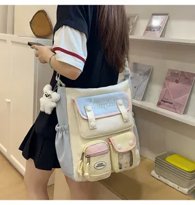 Lässige Canvas-College-Umhängetasche mit mehreren Taschen und niedlichem Plüschanhänger.
