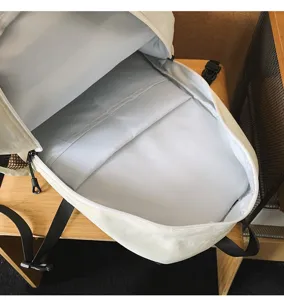Vista dettagliata dello scomparto interno e dello spazio di archiviazione dello zaino.