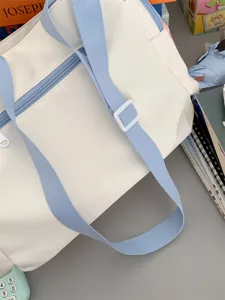 Detailansicht einer süßen japanischen weißen und blauen Alltags-Leinwand-Umhängetasche.