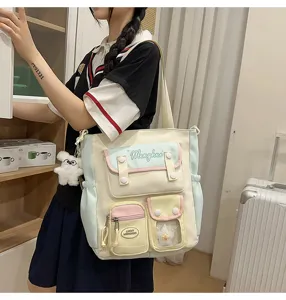 Detailaufnahme der süßen Segeltuchtasche mit mehreren Taschen, Sichtfenster und Plüschanhänger.