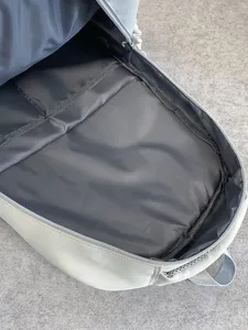 Lässiger Schülerrucksack mit großem Innenraum und Futter, praktische Schultasche für Alltag.