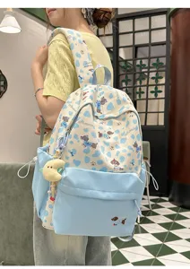 Detailansicht des niedlichen blauen Dackel-Musters Studentenrucksacks am Model, Seitendesign.