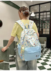 Detailansicht des süßen japanischen Canvas-Rucksacks mit Hundemotiv, Trägern und Fronttasche.