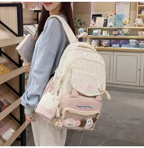 Japanischer Stil süßer rosa Ita-Rucksack mit transparentem Frontfach und Plüschtieren.