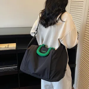 Grand sac de voyage pour femme, léger et imperméable, idéal pour courts séjours.