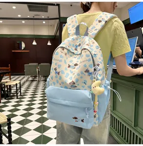 Detailansicht des süßen Cartoon Hundemuster Canvas Rucksacks mit Vordertasche und verspieltem Stil.