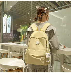 Detailansicht des Freizeitrucksacks in sanftem Gelb mit geräumigen Fächern und tollem Design.