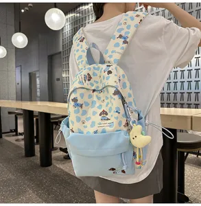 Niedlicher Studenten Rucksack Detail, süßes blaues Hundemuster, frischer Alltags Schulranzen.