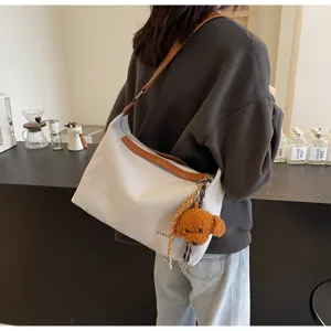 Casual Canvas Umhängetasche für Damen, großer Shopper mit Lederdetails und süßem Welpen-Anhänger.