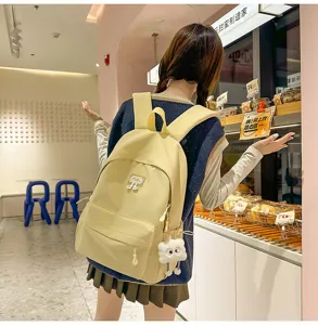 Leichter Freizeittucksack aus Stoff für Schüler, großes Kapazität Schulranzen mit Anhänger.