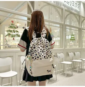 Detailansicht des niedlichen japanischen süßen Mädchenrucksacks mit schönem Tiermotiv.