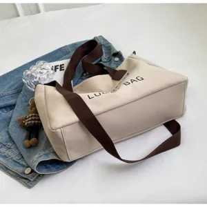 Beige Segeltuch Schultertasche für Damen, große lässige Umhängetasche für Schule und Alltag.