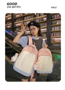 Detailansicht des niedlichen Kontrast-Mini-Rucksacks mit süßem Plüschhasen-Anhänger.