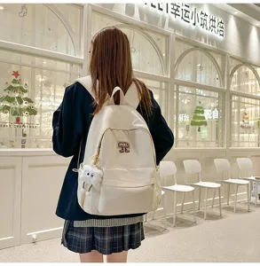 Lässiger, großer Schüler-Schulrucksack mit süßem Anhänger für den täglichen Freizeitgebrauch.