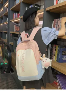 Hübscher Mini-Rucksack mit Farbblock und Plüsch-Häschen-Anhänger für den Alltag.