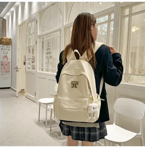 Freizeit Rucksack aus Canvas fuer Schule und Reisen mit grossem Fach und suessem Anhaenger.