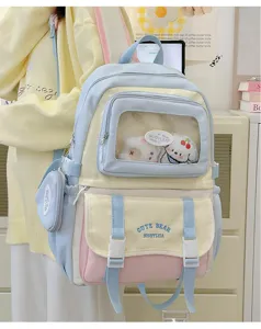 Niedlicher farbblockierter Schulrucksack Detail mit klarem Sichtfenster im süßen Stil.