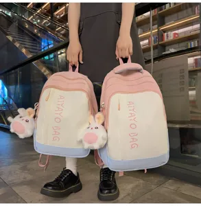 Detailansicht des farbblockierten Mini-Rucksacks mit niedlichem Plüsch-Kaninchen-Anhänger.
