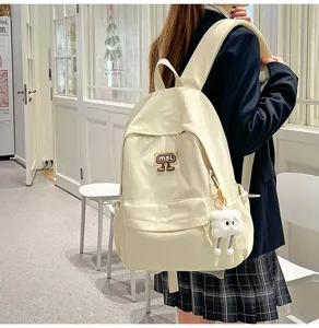 Canvas Studenten Rucksack Detail, lässige große Schultasche mit niedlichem Anhänger.