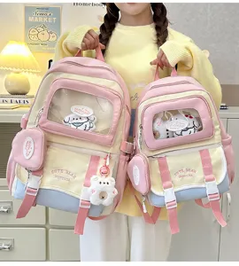 Detailaufnahme des süßen, pastellfarbenen, transparenten Ita-Rucksacks mit Plüschtier.
