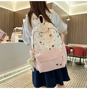 Detailansicht des süßen japanischen rosa Hundemotiv Schulrucksacks mit Fronttasche.