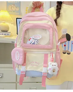 Detailansicht des süßen bunten Rucksacks mit transparenter Fronttasche und Plüschbär.