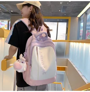 Stilvoller, farbblockierter Damen-Schulrucksack mit süßem Hasen-Anhänger für den Alltag.
