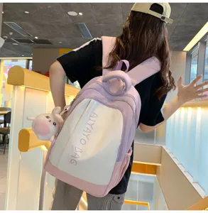 Süßer farbblock Mini Rucksack für Damen, stilvolle Freizeitschultasche mit Hasenanhänger.