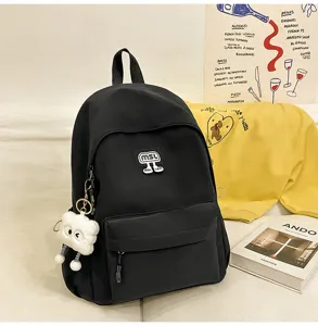 Lässiger schwarzer Rucksack für Studenten, großer täglicher Schulranzen mit süßem Anhänger.