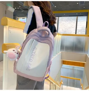 Süßer farbblockierter Mini-Rucksack Detailansicht, stilvoller Freizeit-Tagesrucksack.