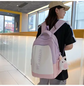 Schicker farbblock Mini Rucksack Detailansicht, lässiger Freizeittaschen mit Plüsch Anhänger.