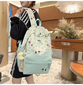 Niedlicher Cartoon-Hunderucksack Detailansicht, mintgrüner Freizeitrucksack mit Mond-Anhänger.