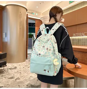 Detailansicht des niedlichen hellgrünen Rucksacks mit Herz- und Welpenprint für den Alltag.