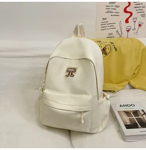 Rucksack Detailansicht in Cremeweiß mit Vordertasche und praktischem Kordelzug.