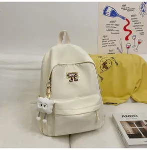 Detailansicht des weißen Freizeitrucksacks mit Plüschwolkenanhänger und Vordertasche.