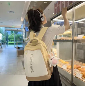 Detailansicht des niedlichen Mini-Rucksacks in Kontrastfarben mit Plüschhase im Alltagsszenario.