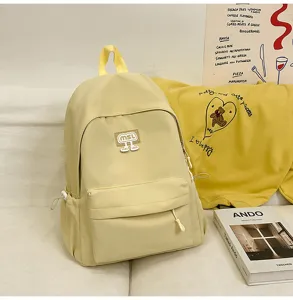 Lässiger hellgelber Rucksack mit großem Fassungsvermögen und mehreren praktischen Fächern.