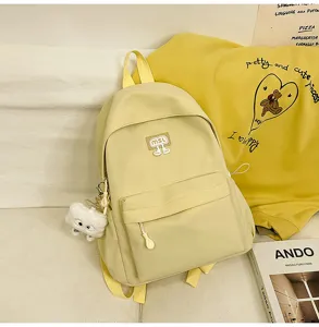 Detailansicht des hellgelben Freizeitrucksacks mit niedlichem Wolkenanhänger und Fronttasche.