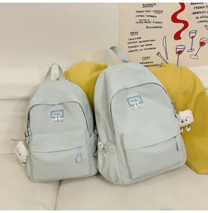 Hübscher hellblauer Schulrucksack mit Fronttasche und niedlichem Wolkenanhänger für Schüler.